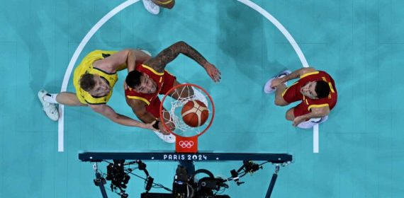 Vista cenital de una acción bajo el aro entre España y Australia en el torneo de baloncesto de París 2024