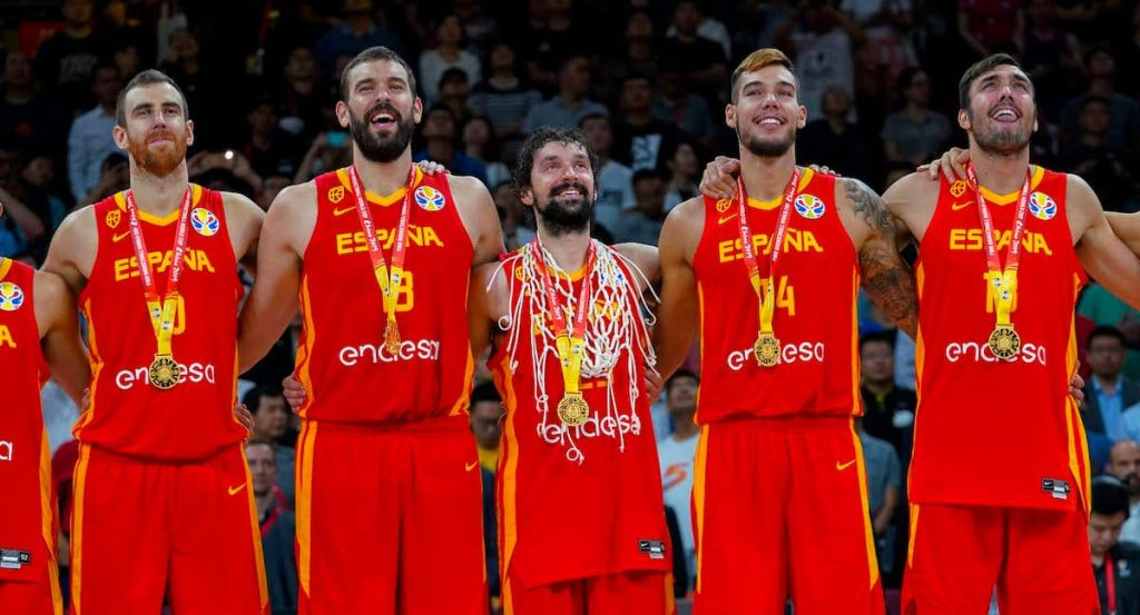 Marc Gasol, Sergio Llull y sus compañeros de la selección española posan con la medalla de oro del Mundial de baloncesto 2019