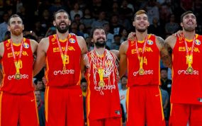 Marc Gasol, Sergio Llull y sus compañeros de la selección española posan con la medalla de oro del Mundial de baloncesto 2019