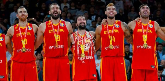 Marc Gasol, Sergio Llull y sus compañeros de la selección española posan con la medalla de oro del Mundial de baloncesto 2019