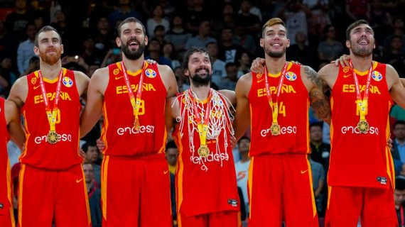 Marc Gasol, Sergio Llull y sus compañeros de la selección española posan con la medalla de oro del Mundial de baloncesto 2019