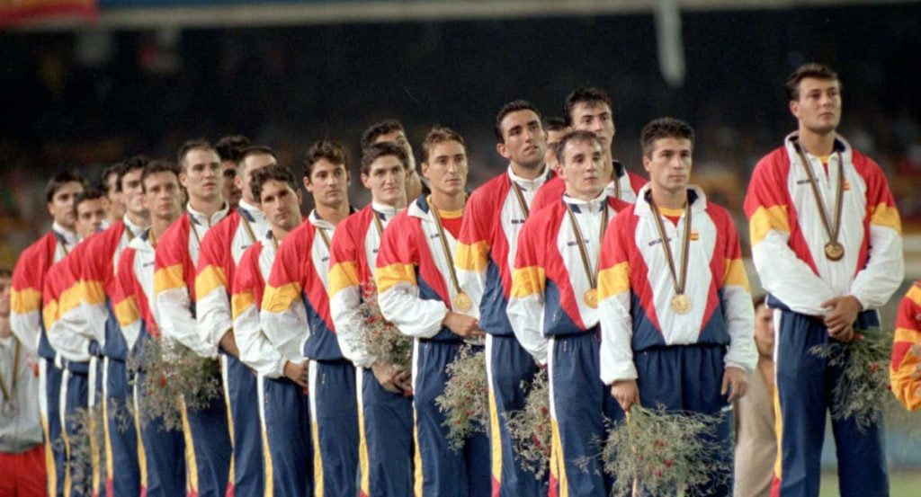 La selección española de fútbol, en fila en el podio con la medalla de oro de los Juegos de Barcelona 92