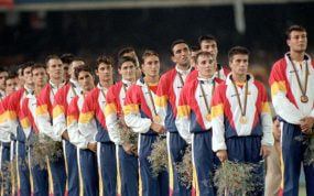 La selección española de fútbol, en fila en el podio con la medalla de oro de los Juegos de Barcelona 92