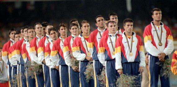 La selección española de fútbol, en fila en el podio con la medalla de oro de los Juegos de Barcelona 92