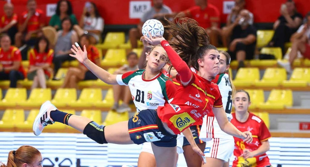 Ester Somaza lanza en suspensión con la camiseta roja de España ante la defensa de Hungría