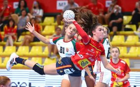 Ester Somaza lanza en suspensión con la camiseta roja de España ante la defensa de Hungría