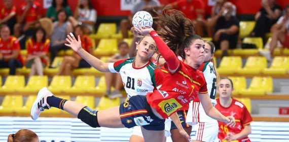 Ester Somaza lanza en suspensión con la camiseta roja de España ante la defensa de Hungría