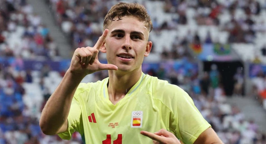 Fermín López celebra un gol con la camiseta amarilla fluorescente de España en los Juegos de París