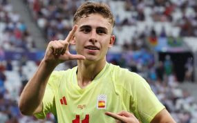 Fermín López celebra un gol con la camiseta amarilla fluorescente de España en los Juegos de París