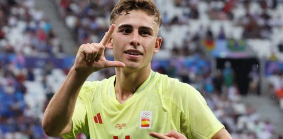 Fermín López celebra un gol con la camiseta amarilla fluorescente de España en los Juegos de París