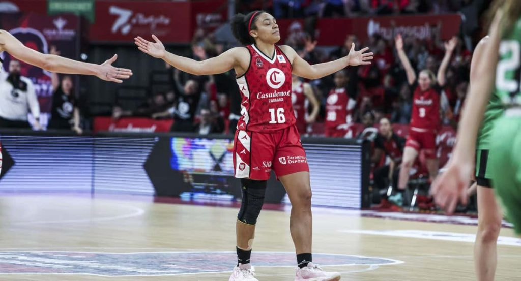 Helena Oma, con el 16 del Casademont Zaragoza, abre los brazos para celebrar una canasta
