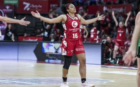Helena Oma, con el 16 del Casademont Zaragoza, abre los brazos para celebrar una canasta