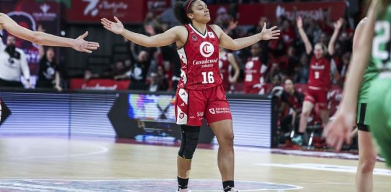 Helena Oma, con el 16 del Casademont Zaragoza, abre los brazos para celebrar una canasta
