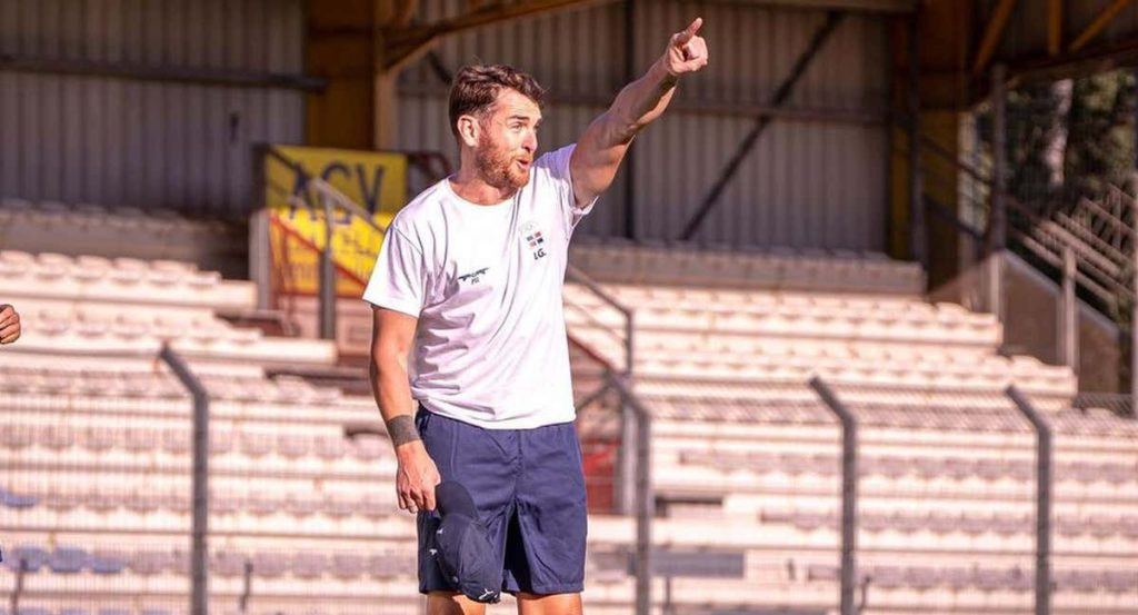 Ibai Gómez señala con el brazo en alto durante un entrenamiento en un estadio con las gradas vacías