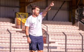 Ibai Gómez señala con el brazo en alto durante un entrenamiento en un estadio con las gradas vacías