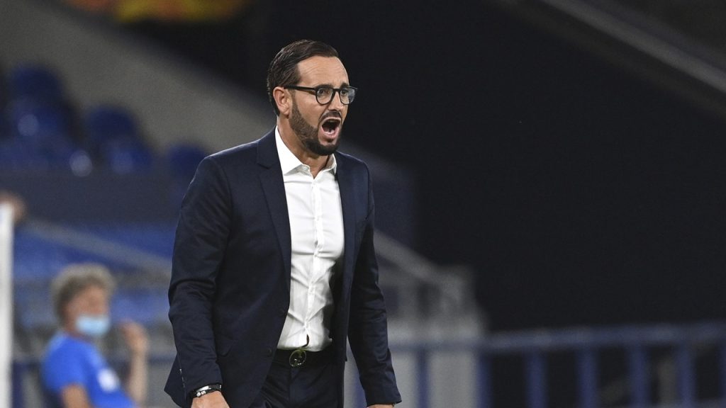 José Bordalás da instrucciones en la zona técnica durante un partido de Europa League entre el Getafe y el Inter de Milán en 2020.