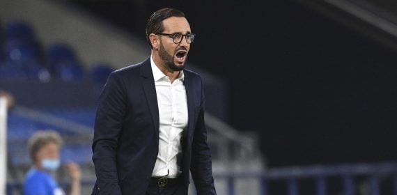 José Bordalás da instrucciones en la zona técnica durante un partido de Europa League entre el Getafe y el Inter de Milán en 2020.