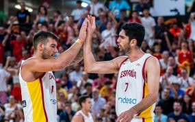 Willy Hernangómez y Santi Aldama chocan las manos con la camiseta blanca de España