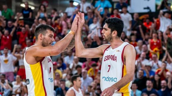 Willy Hernangómez y Santi Aldama chocan las manos con la camiseta blanca de España