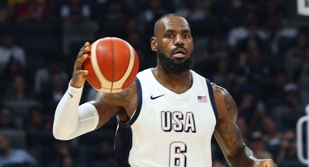 LeBron James conduce el balón con la camiseta número 6 de Estados Unidos