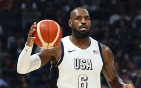LeBron James conduce el balón con la camiseta número 6 de Estados Unidos