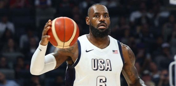 LeBron James conduce el balón con la camiseta número 6 de Estados Unidos