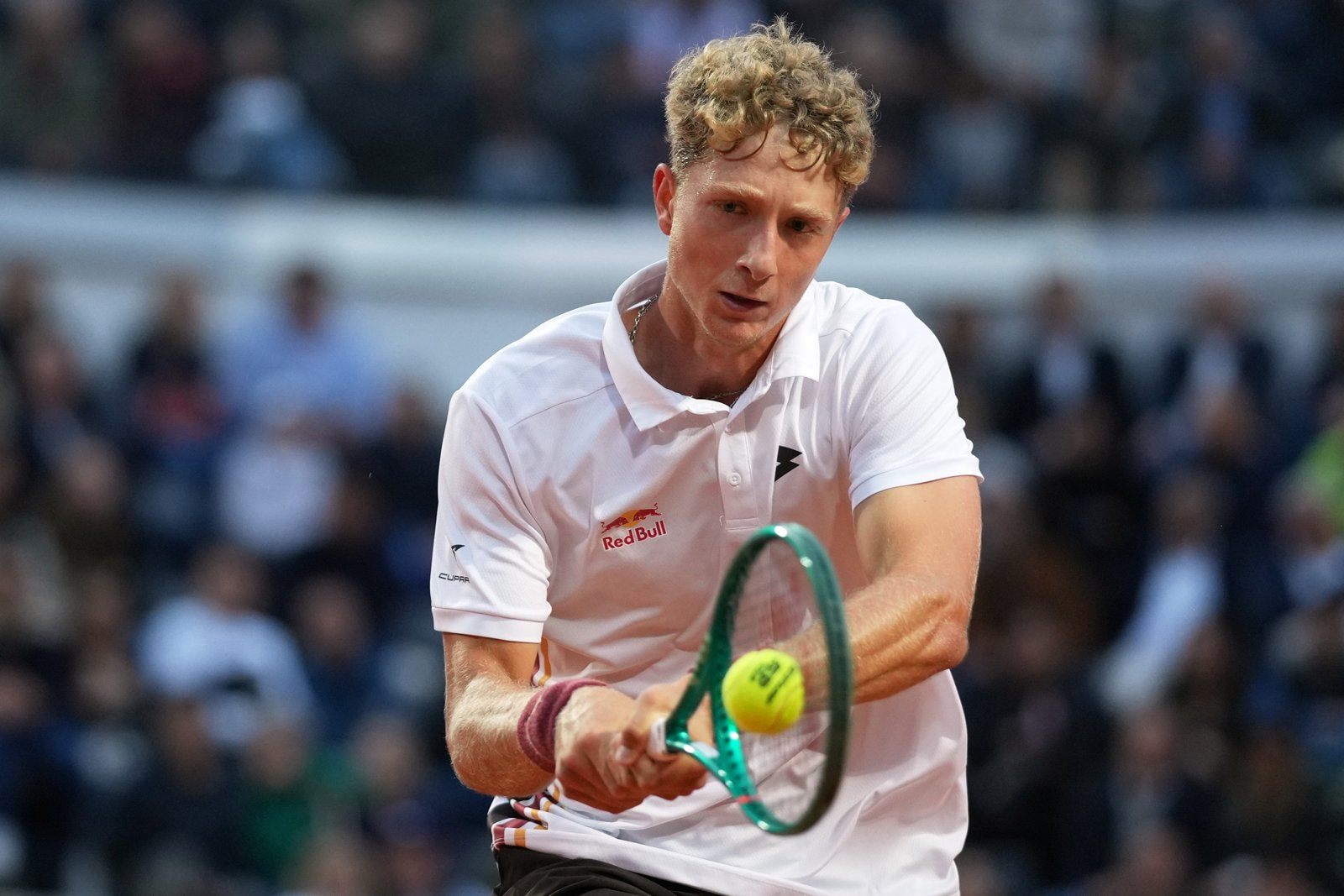 Martín Landaluce devuelve una bola ante Daniil Medvedev en el Open de Italia en Roma