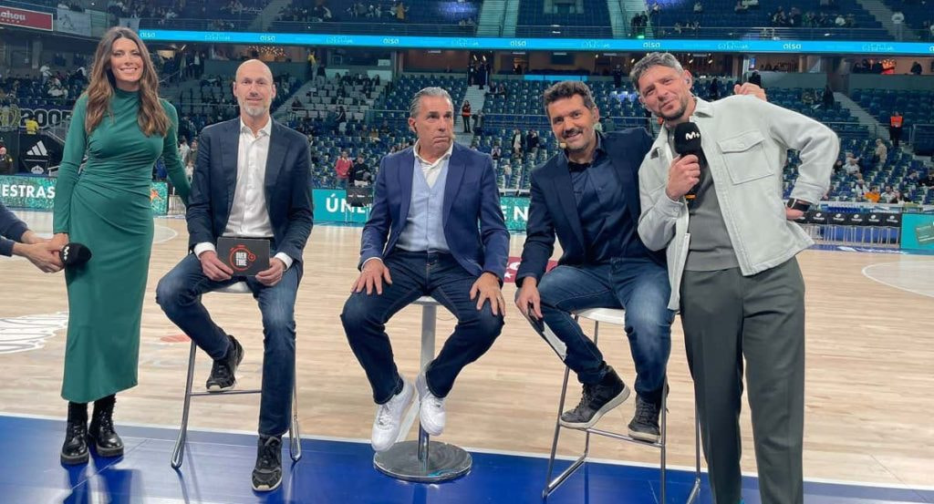 El equipo de comentaristas de Movistar Plus+ posa en la pista antes de un partido de la Copa del Rey de baloncesto