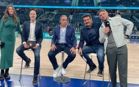 El equipo de comentaristas de Movistar Plus+ posa en la pista antes de un partido de la Copa del Rey de baloncesto