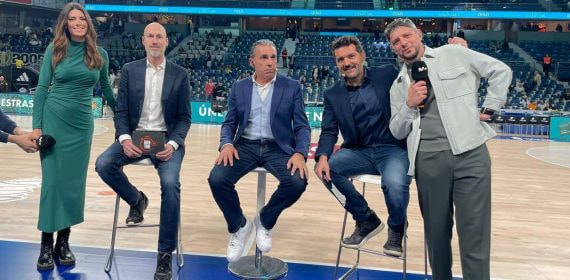 El equipo de comentaristas de Movistar Plus+ posa en la pista antes de un partido de la Copa del Rey de baloncesto