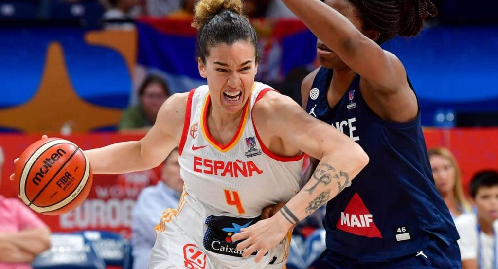 Laura Nicholls, con el 4 de España, penetra a canasta ante una defensora de Francia