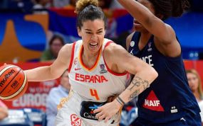 Laura Nicholls, con el 4 de España, penetra a canasta ante una defensora de Francia