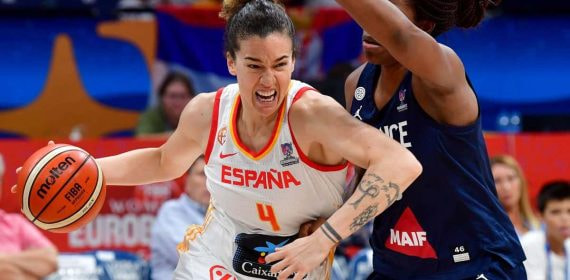Laura Nicholls, con el 4 de España, penetra a canasta ante una defensora de Francia