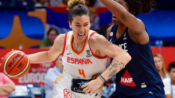 Laura Nicholls, con el 4 de España, penetra a canasta ante una defensora de Francia