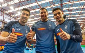 Álex y Dani Dujshebaev, junto a un compañero, posan con el pulgar en alto con la equipación azul de la selección española de balonmano