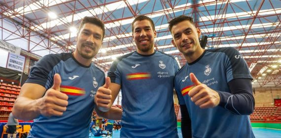 Álex y Dani Dujshebaev, junto a un compañero, posan con el pulgar en alto con la equipación azul de la selección española de balonmano