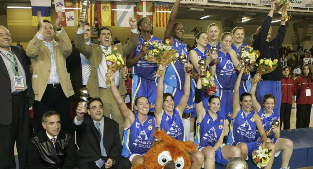 Las jugadoras del Salamanca, de azul, celebran con trofeos y ramos de flores un título de la Copa de la Reina de baloncesto