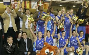 Las jugadoras del Salamanca, de azul, celebran con trofeos y ramos de flores un título de la Copa de la Reina de baloncesto