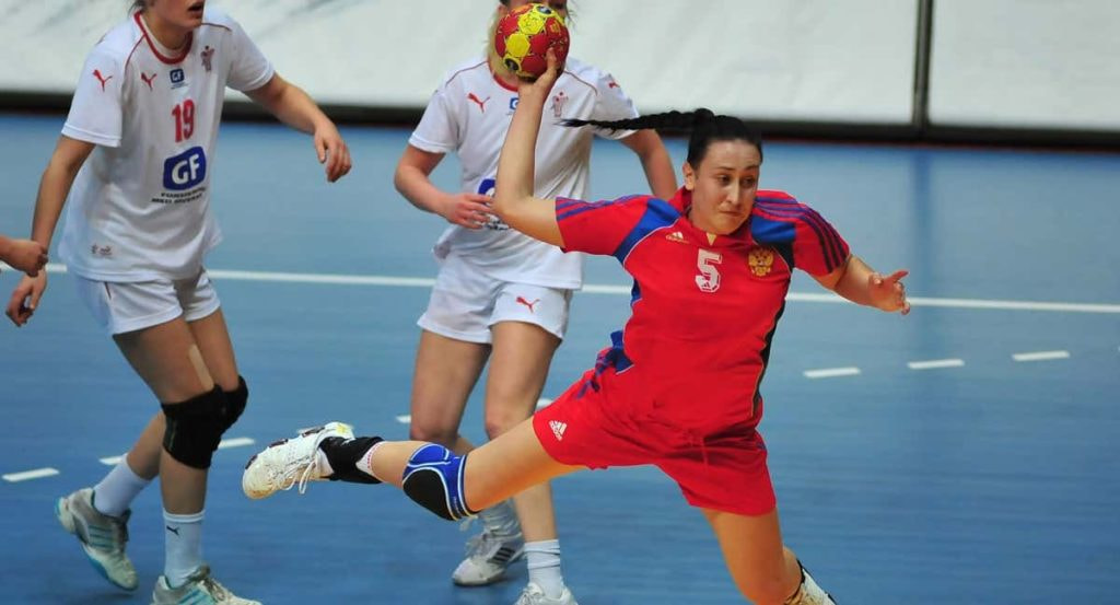 Lyudmila Postnova, con el 5 de Rusia, lanza en suspensión en un partido internacional de balonmano