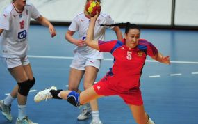 Lyudmila Postnova, con el 5 de Rusia, lanza en suspensión en un partido internacional de balonmano