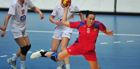 Lyudmila Postnova, con el 5 de Rusia, lanza en suspensión en un partido internacional de balonmano