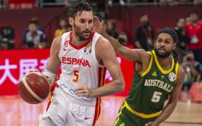 Rudy Fernández conduce el balón con España perseguido por Patty Mills, con el 5 de Australia