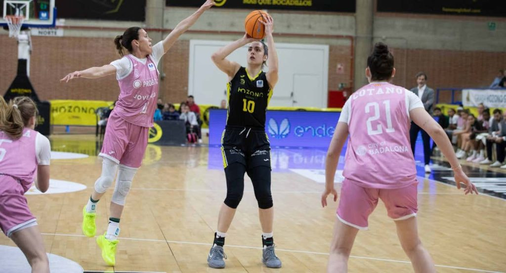 Paula Ginzo, con el 10 del Hozono Global Jairis, lanza a canasta entre dos defensoras