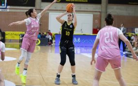 Paula Ginzo, con el 10 del Hozono Global Jairis, lanza a canasta entre dos defensoras