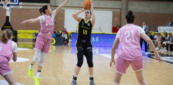 Paula Ginzo, con el 10 del Hozono Global Jairis, lanza a canasta entre dos defensoras