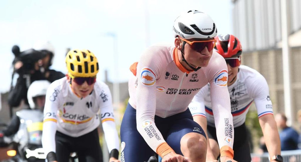 Mathieu van der Poel, con el maillot de Países Bajos, encabeza un grupo de corredores entre los que le sigue el joven Pericas
