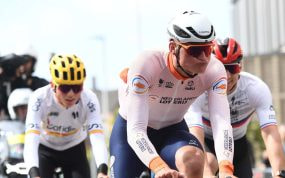 Mathieu van der Poel, con el maillot de Países Bajos, encabeza un grupo de corredores entre los que le sigue el joven Pericas