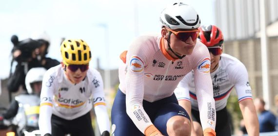 Mathieu van der Poel, con el maillot de Países Bajos, encabeza un grupo de corredores entre los que le sigue el joven Pericas