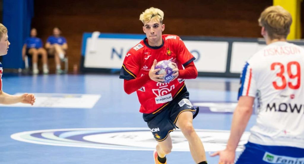 Petar Cikusa avanza con el balón y la camiseta roja de España ante la defensa de Noruega