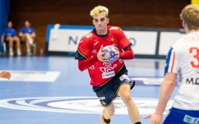 Petar Cikusa avanza con el balón y la camiseta roja de España ante la defensa de Noruega
